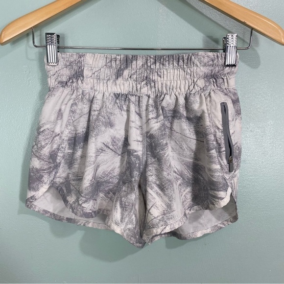 lululemon athletica Pants - Lululemon Tracker Short Gray White Sz 4 W7AHVS